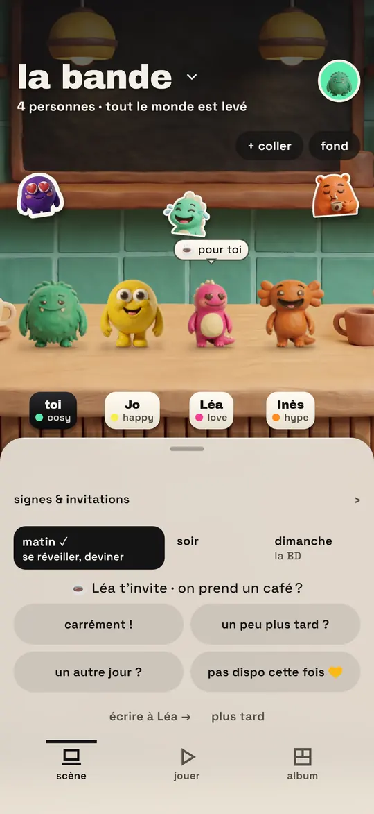 L’écran du groupe sur le mur du comptoir de café, quatre monstres sur le comptoir ; en bas, une invitation à prendre un café et quatre réponses : carrément, un peu plus tard, un autre jour, pas dispo cette fois.