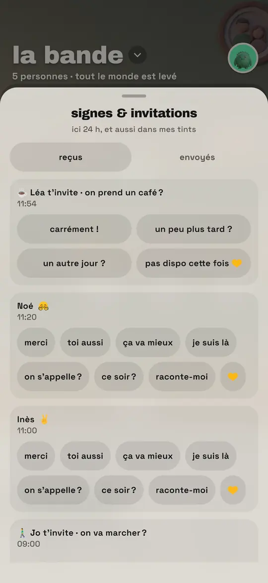 La feuille signes et invitations : une invitation à prendre un café avec ses quatre réponses, un câlin et un « je pense à toi » avec leurs petits mots en retour, et une invitation à se balader.